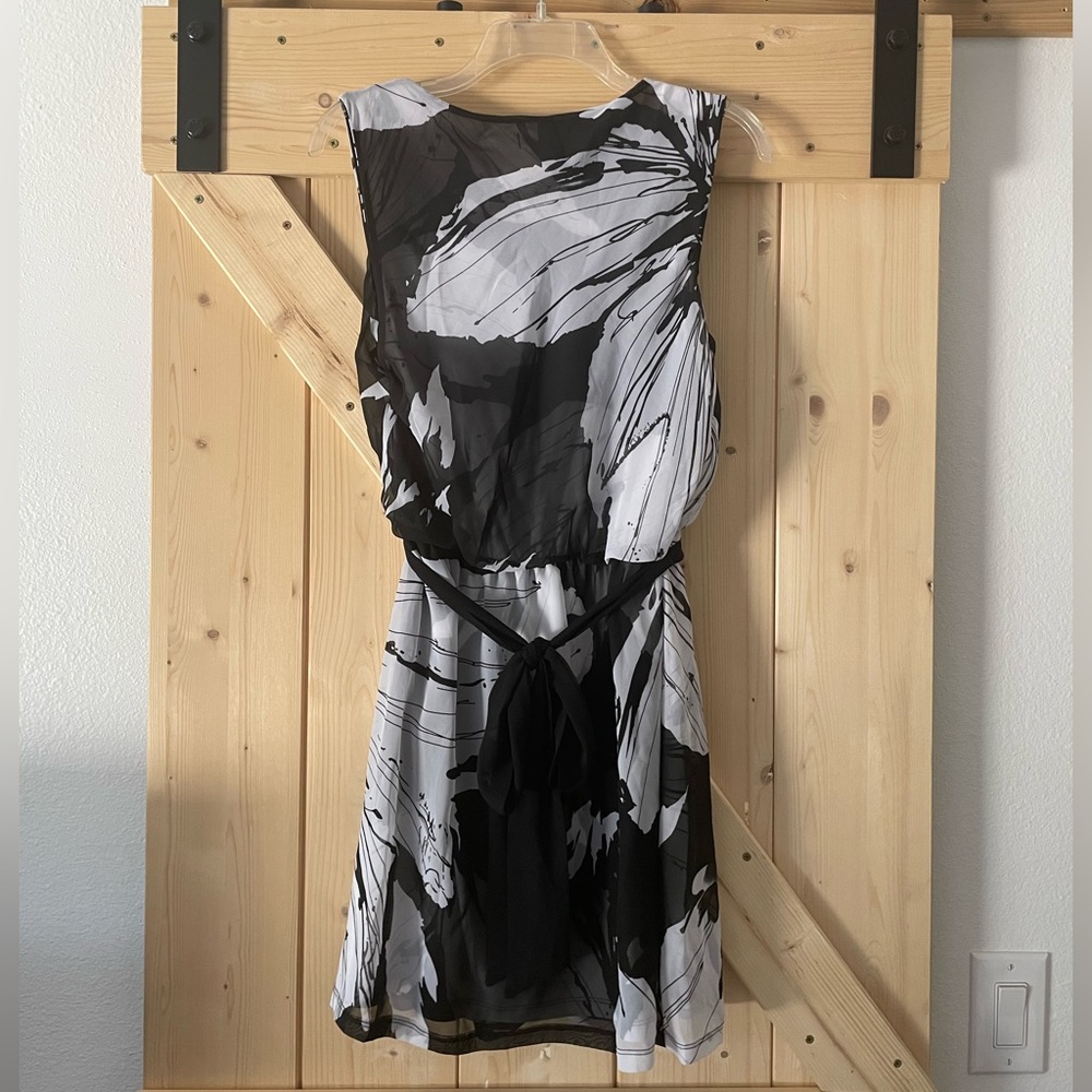 NWT Express Floral Dress Size Medium - Picture 2 of 11